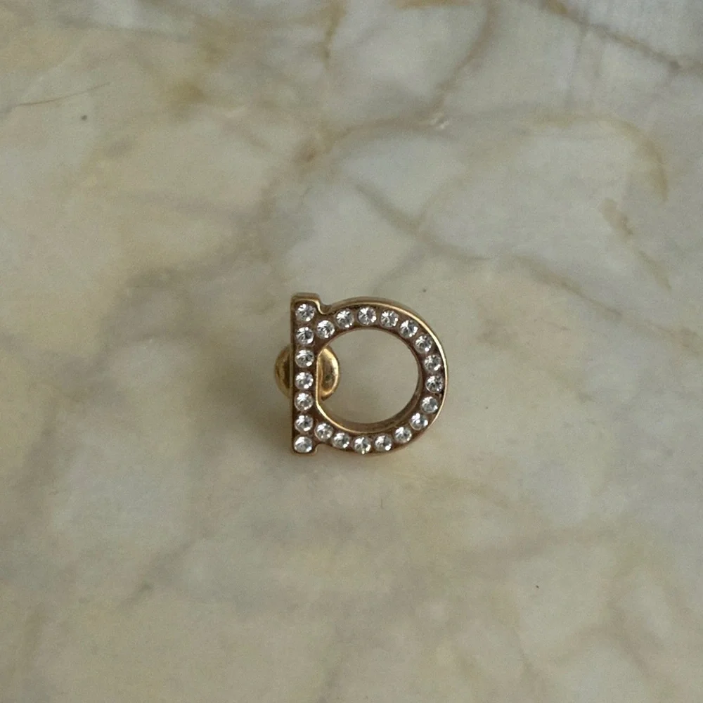 ONE Ferragamo earring - Picture 2 of 2